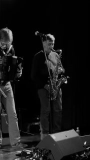 Mit der Fähre zum Konzert! Hansagold spielt zusammen mit Blauwasser auf dem Kulturschifff M.S. Altenwerder in Finkenwerder, Köhlfleet-Hauptdeich, 21129 Hamburg, erreichbar auch per HVV-Schiff von Landungsbrücken oder Övelgönne aus. 

Die fünfköpfige Hamburger Band Blauwasser präsentiert ihren deutschsprachigen Gitarrenpop in den Clubs der Stadt. Gekennzeichnet wird ihr Sound durch ambitioniertes Songwriting sowie vielschichtige Texte, irgendwo zwischen Assoziation und Message, Verwunderung und Verzweiflung. Songs, die unterhalten, ohne zu verblöden. Mittelpunkt und Gesicht der Band ist die charmante Sängerin Lina. Unterstützt wird sie von vier erfahrenen Musikern an Bass, Schlagzeug und Gitarren, die schon zu Zeiten der Hamburger Schule auf und vor der Bühne ihr Unwesen trieben. Erweitert durch akustische Instrumente wie Gitarre und Mandoline sowie mehrstimmigem Gesang entsteht ein kraftvolles und komplexes Klangkaleidoskop im Grenzbereich von Indie-Rock, Singer-Songwriter-Pop und Americana.

Hansagold ist hanseatische Stadtpoesie, ein Genre-Mix aus Indie-Rock und Deutsch-Pop, mal melancholisch, mal wütend, mal voller Liebe, immer nah am Wasser. Die Texte sind deutsch, poetisch, emotional, auch mal sarkastisch, die Musik nimmt Anleihen bei Bands wie Element of Crime, Ideal oder Wir sind Helden. Hansagold fängt das Lebensgefühl der Großstadt ein und bringt ein Stück Hamburg auf die Bühne – mit Ironie, Charme und cooler Melodie.

Mehr Infos hier: https://www.ms-altenwerder.de/veranstaltungen/veranstaltungsinfos#h.6xk34453kgvp #live #indie #deutschpop #hamburg